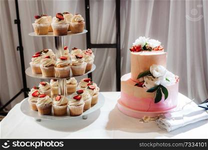 wedding cake at the wedding of the newlyweds