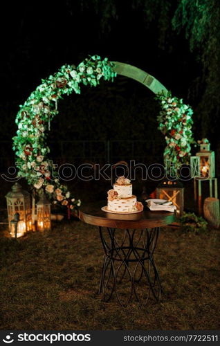 wedding cake at the wedding of the newlyweds