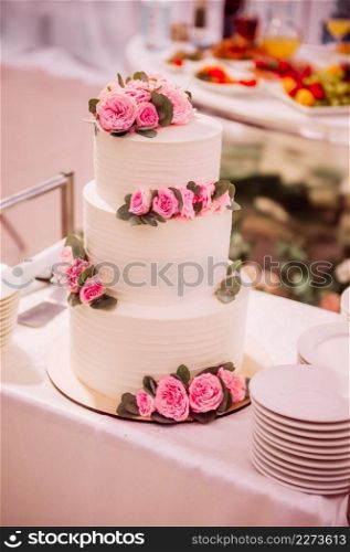 Wedding cake with pink flowers.. White cake with pink flowers 3855.