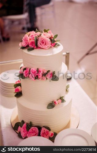 Wedding cake with pink flowers.. White cake with pink flowers 3856.