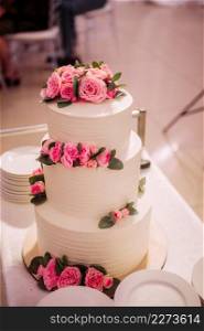 Wedding cake with pink flowers.. White cake with pink flowers 3856.