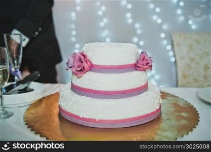 Wedding cake with roses 2067.. Big wedding cake with roses.