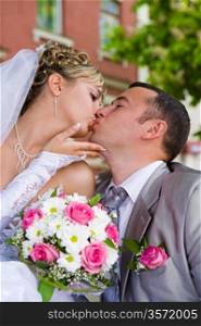 wedding couple kises