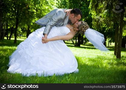 wedding couple kiss in the park