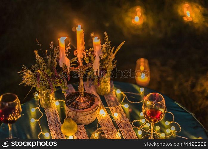 wedding decor, candles on the table, light bulbs, emerald green color, glasses of wine