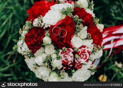 Wedding Ring in Rose, Will you marry me. wedding rings on a wedding bouquet.. Wedding Ring in Rose, Will you marry me. wedding rings on a wedding bouquet