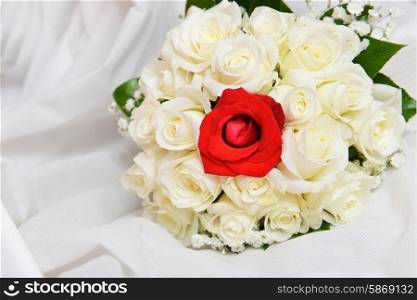 wedding rings and bride&rsquo;s bouquet of roses