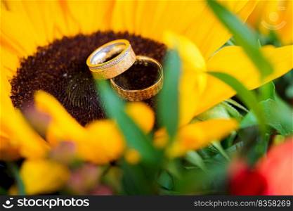 wedding rings on the yellow bride bouquet.Declaration of love, spring. Wedding card, Valentine&rsquo;s Day greeting. Wedding rings. Wedding bouquet, background. Wedding rings on the yellow bride bouquet.