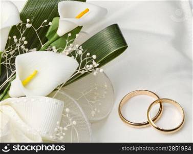 Wedding rings with calla bouquet