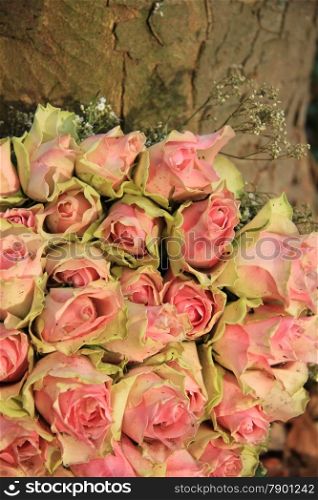 Wedding table centerpiece with pink greenish roses