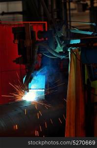 Welder machine performs welding large diameter pipe