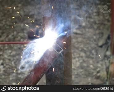 Welding of steel square pipe electric welding. The use of electric welding in the home.. Welding of steel square pipe electric welding