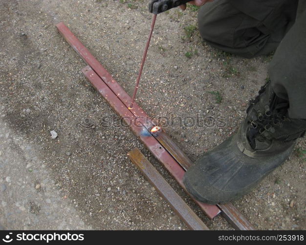 Welding of steel square pipe electric welding. The use of electric welding in the home.. Welding of steel square pipe electric welding