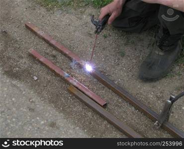 Welding of steel square pipe electric welding. The use of electric welding in the home.. Welding of steel square pipe electric welding