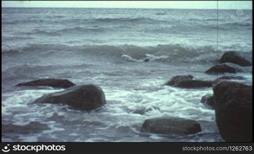 Wellen die auf den Steinstrand schlagen.