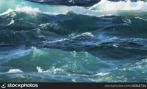 Wellen rollen in eine Bucht