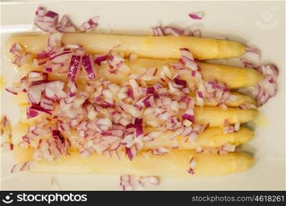 White asparagus dish with onion and olive oil