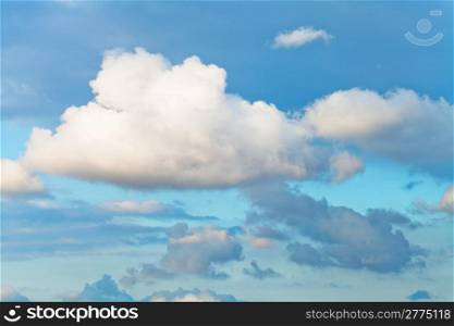 white cumulus cloud in blue afternoon sky