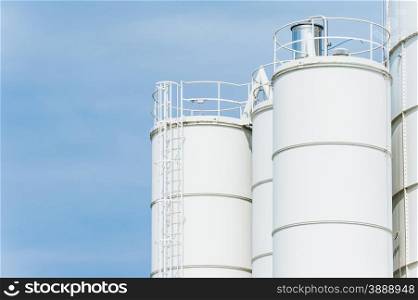 White silos for the production of concrete