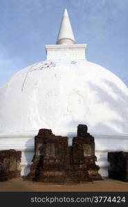 White stupa Kiri Vihara in Polonnaruwa, Sri Lanka