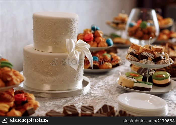 white wedding cake. Wedding cake detail - a ribbon with pearls. candybar. white wedding cake. Wedding cake detail - a ribbon with pearls. candybar.