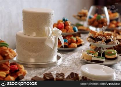 white wedding cake. Wedding cake detail - a ribbon with pearls. candybar. white wedding cake. Wedding cake detail - a ribbon with pearls. candybar.