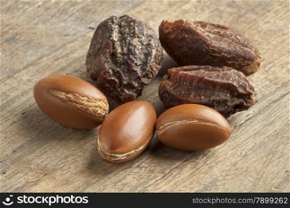 Whole Argan nuts and nutshells