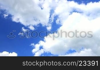 Windkraftanlage vor blauem Himmel mit wei?en Wolken. Schwenk von rechts nach links.