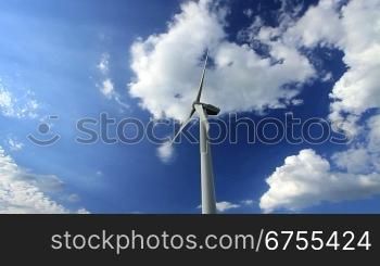 Windkraftanlage vor blauem Himmel mit wei?en Wolken, Totale, feste Einstellung, Nordrhein Westfalen, Deutschland.