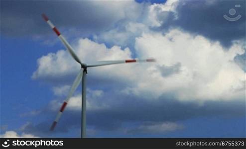 Windkraftanlagen vor blauem Himmel, Niedersachsen, Deutschland.