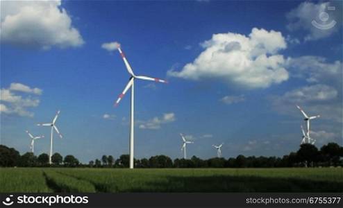 Windkraftanlagen vor blauem Himmel, Niedersachsen, Deutschland