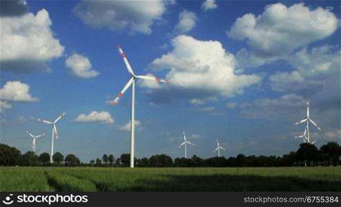 Windkraftanlagen vor blauem Himmel, Niedersachsen, Deutschland. Das Original mit knapp 4 Minuten LSnge findet sich bei Clipdealer unter der Media ID 1124361 und ist geeignet, eigene Zeitraffer-Clips zu erstellen.