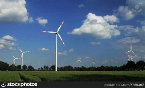 Windkraftanlagen vor blauem Himmel, Niedersachsen, Deutschland. Dieser Clip ist in verschiedenen Zeitraffer-Variationen ebenfalls bei Clipdealer eingestellt.