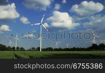 Windkraftanlagen vor blauem Himmel, Niedersachsen, Deutschland im Zeitraffer. 300 Prozent Beschleunigung. Original mit knapp 4 Minuten LSnge ebenfalls bei Clipdealer unter Media-ID 1124361 verfngbar. Das Original ist geeignet, Zeitraffer-Clips nach eigene
