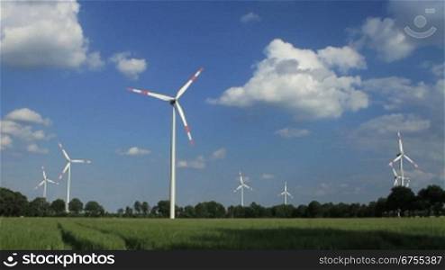 Windkraftanlagen vor blauem Himmel, Niedersachsen, Deutschland im Zeitraffer. 300 Prozent Beschleunigung. Original in voller Laenge ebenfalls bei Clipdealer unter Media-ID: 1123426 verfngbar.