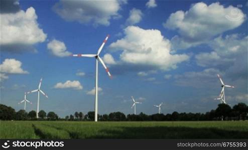 Windkraftanlagen vor blauem Himmel, Niedersachsen, Deutschland. Mit knapp 4 Minuten LSnge ist dieser Clip geeignet Zeitraffer nach eigenen Vorstellungen zu editieren. Fertige Clips in verschiedenen Zeitraffer-Variationen dieses Motivs finden Sie ebenfalls