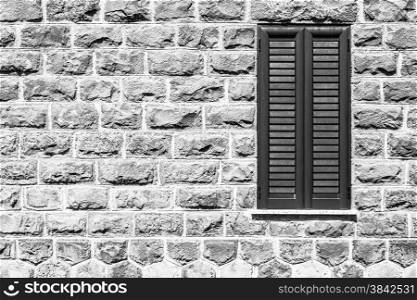Window on the wall of basalt .