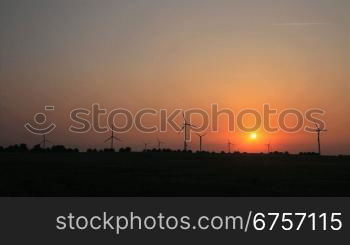 WindrSder drehen sich bei Sonnenuntergang