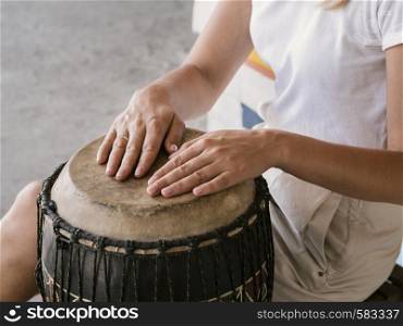 with both hands yuker drum