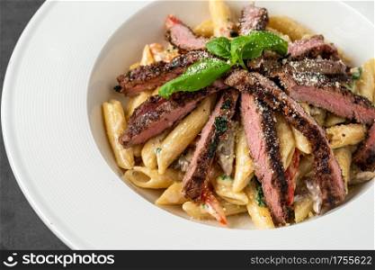 With sliced ??grilled meat on a creamy penne pasta.