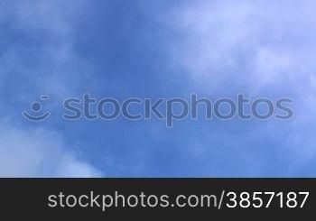 wolken im zeitraffer vor blauem himmel