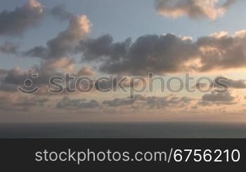 Wolken ziehen im Abendlicht nbers Meer, Zeitraffer, Cabo da Roca, Portugal