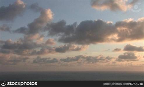Wolken ziehen im Abendlicht nbers Meer, Zeitraffer, Cabo da Roca, Portugal