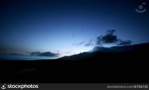 Wolken ziehen vorbei im Abendlicht nber dem Horizont, Zeitraffer, Fuerteventura, Spanien