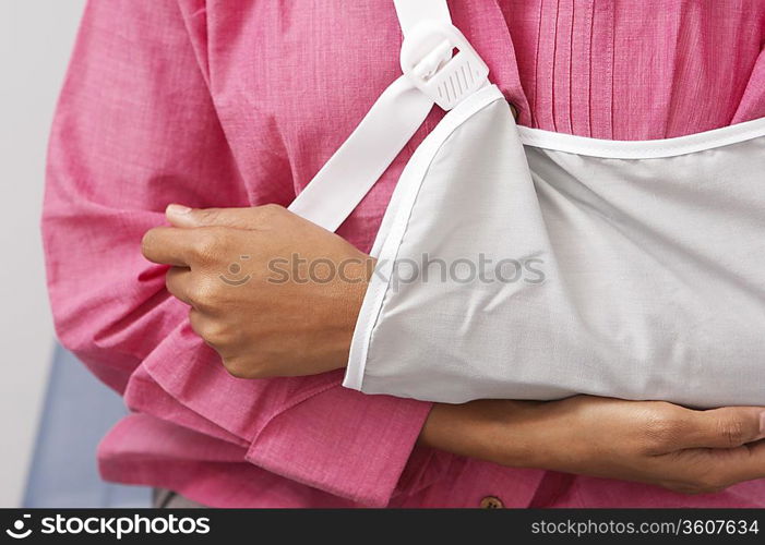 Woman&acute;s arm in sling