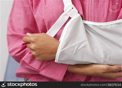 Woman&acute;s arm in sling