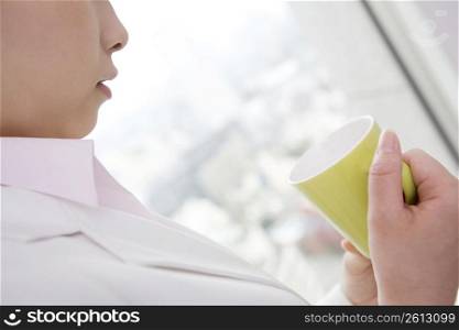 Woman&acute;s hand having a coffee cup