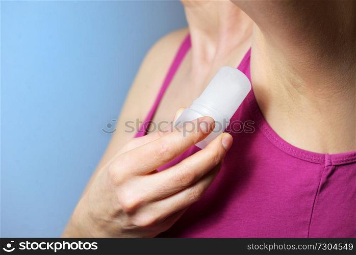 woman applying alaun rock roll on deodorant