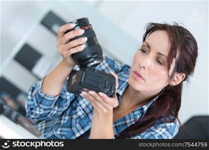 woman assemble a dlsr camera