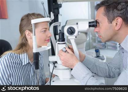 woman doing eye test